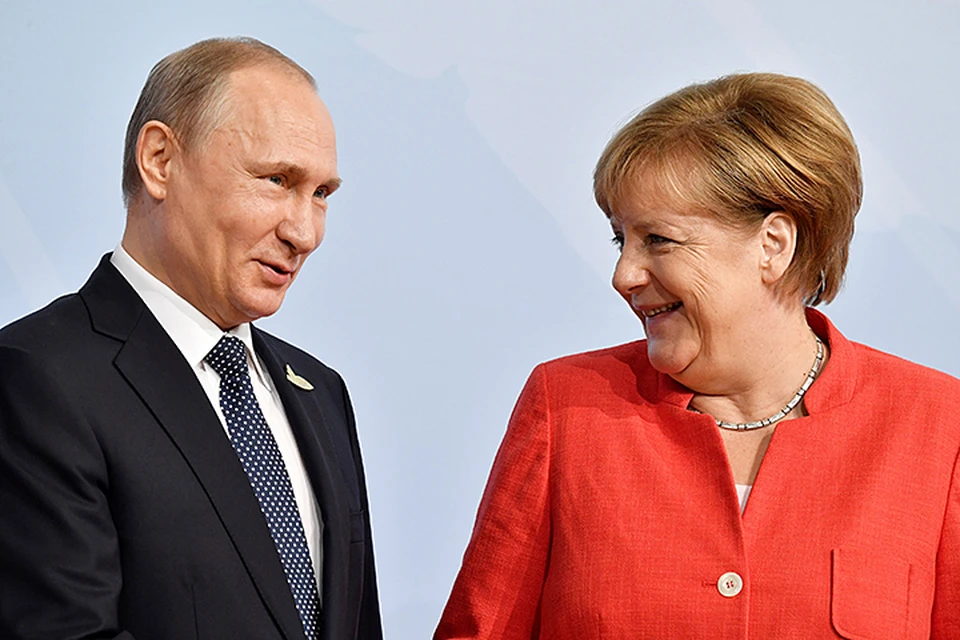 Во время традиционного рукопожатия с хозяйкой форуму Ангелой Меркель Путин что-то сказал ей, из-за чего канцлер Германии засмеялась и даже всплеснула руками