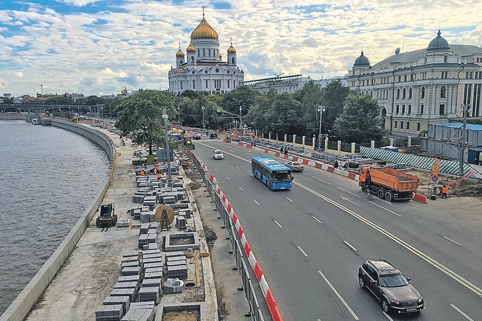 На Пречистенской набережной к Москве-реке сейчас не подойдешь. Зато после реконструкции здесь будет отличный пешеходный маршрут.