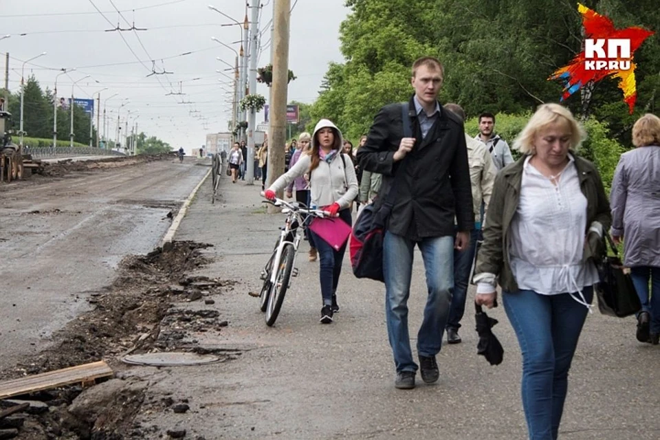 Пока на Северной дамбе пешеходы устраивают вынужденный променад. Фото: Дарья Русских.