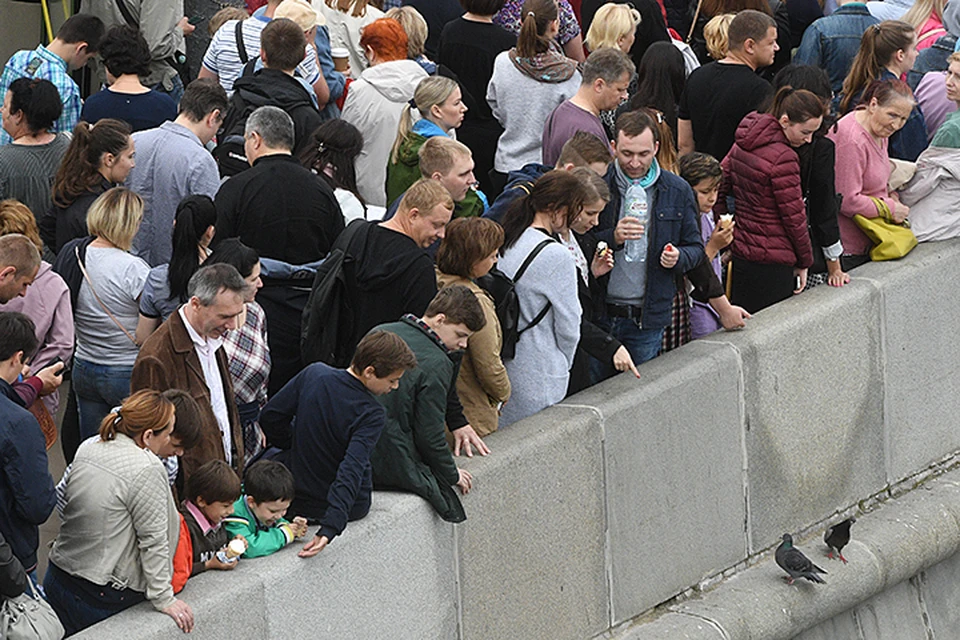Если вы откладывали поход на последние дни — спешим расстроить, ничего не изменилось. Поток людей так и не спал
