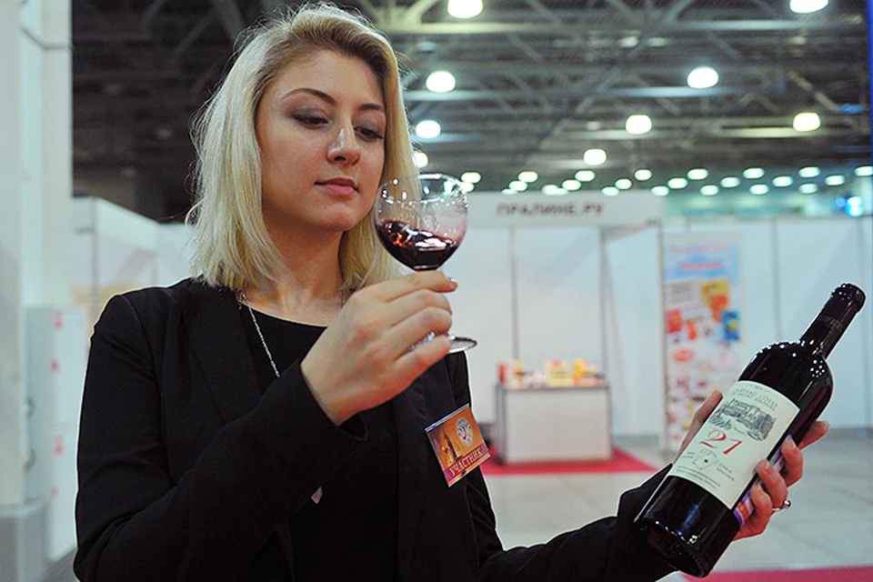 Российского вина на магазинных полках стало, вроде, больше. Но отыскать качественный напиток по-прежнему непросто