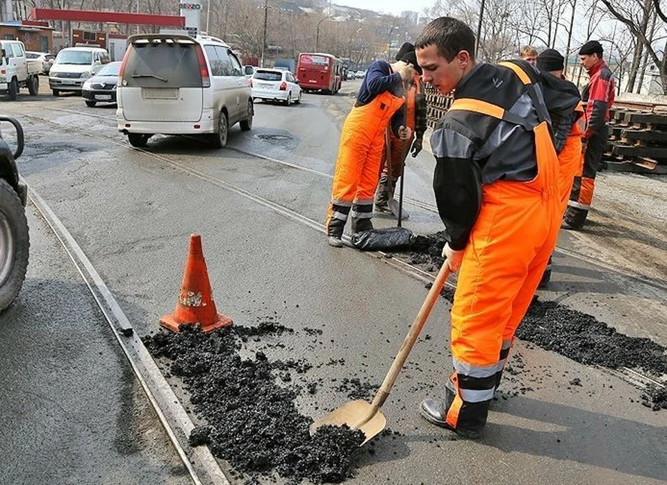 Дорожник. Дорожники. Делают дороги. Работник дорожной службы. Ямочный ремонт.