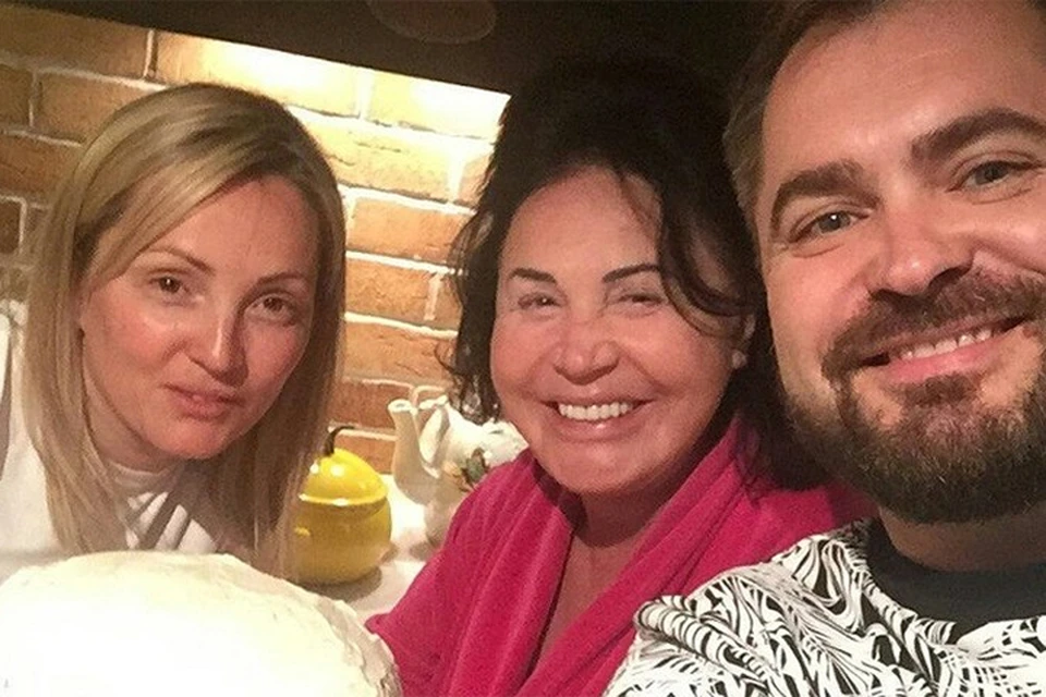 Певица решила поделиться с подписчиками снимком, на котором она вместе с возлюбленным 37-летним Евгением Гором проводят вечер вместе