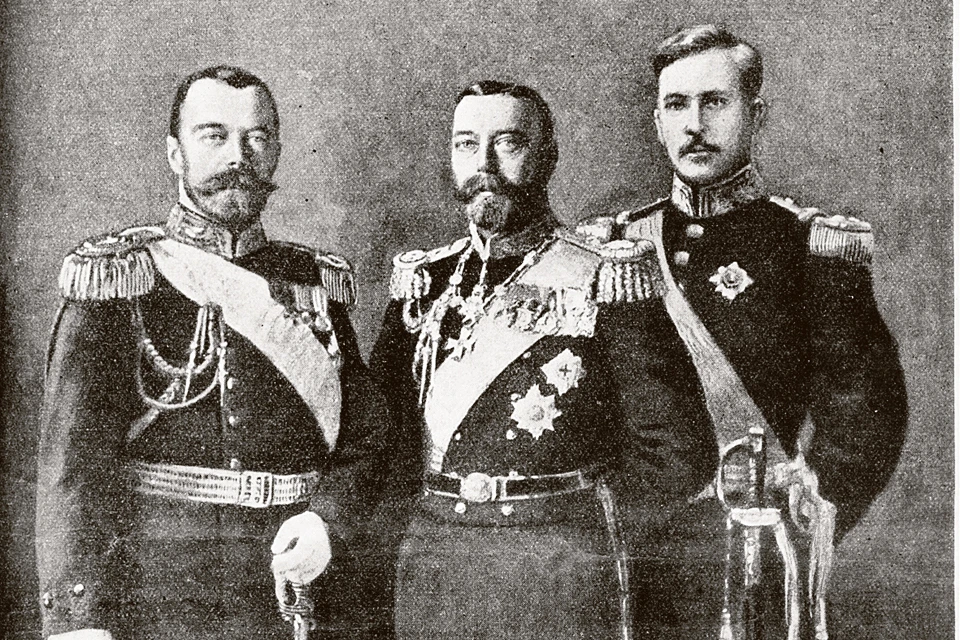 Двоюродные братья Николай II (слева) и Георг V (в центре) даже внешне были очень похожи. Справа - король Бельгии Альберт 1. Обложка журнала «Нива», август 1914 года.