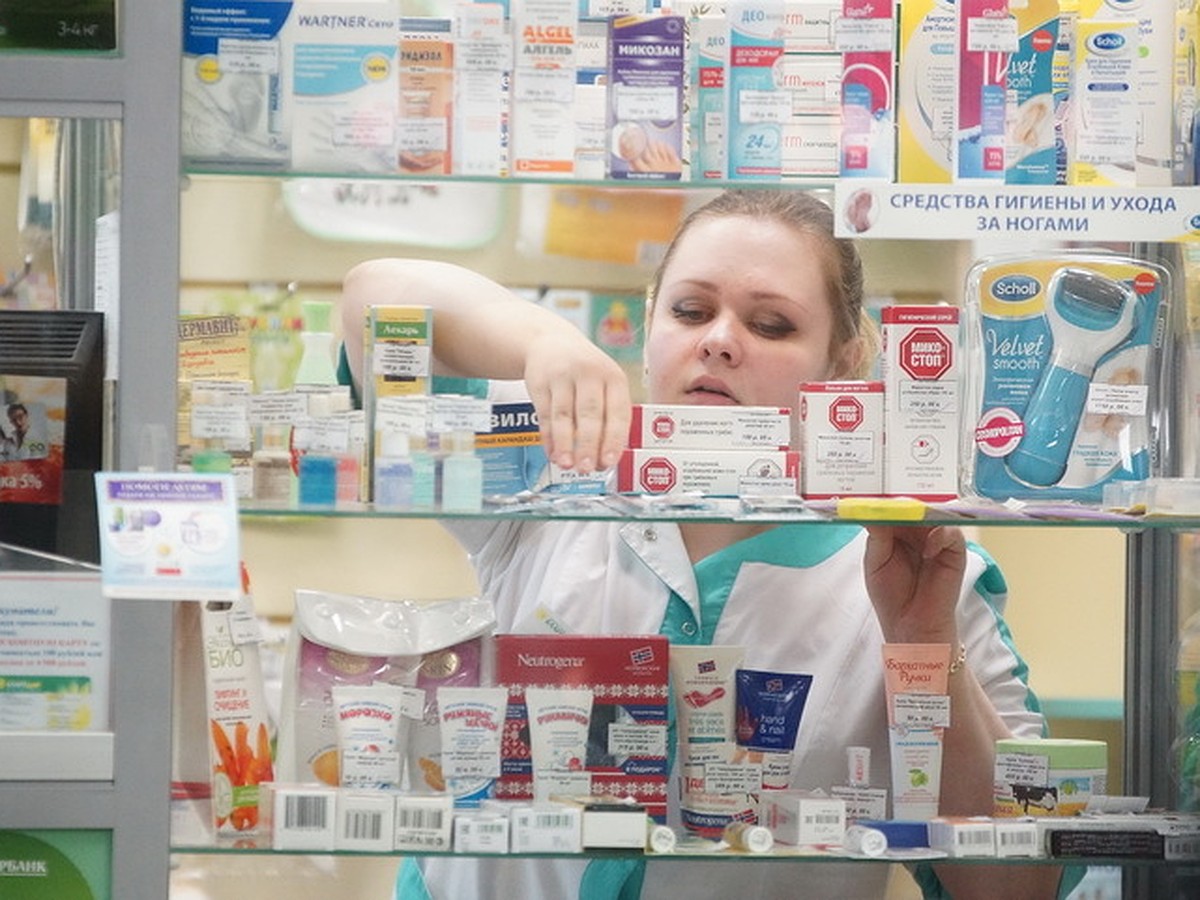 Что нужно купить в аптеке. Аптека лекарства. Реклама препаратов. Реклама препаратов в аптеке. Реклама лекарств.