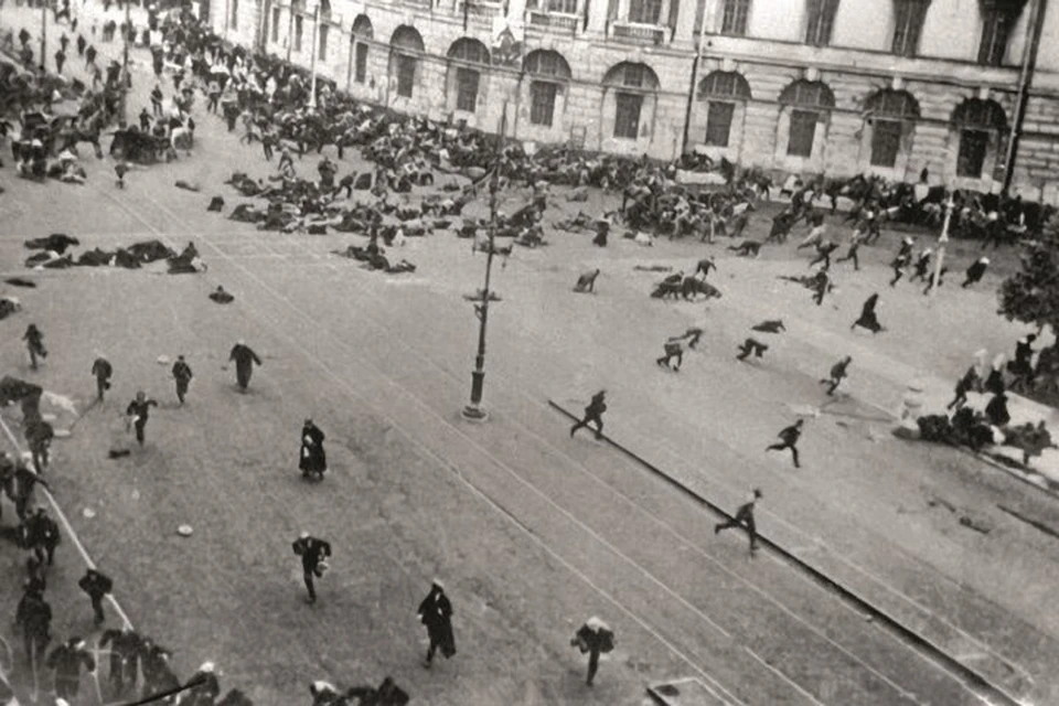 Расстрел демонстрации на углу Невского проспекта и Садовой улицы 4 июля 1917 года.