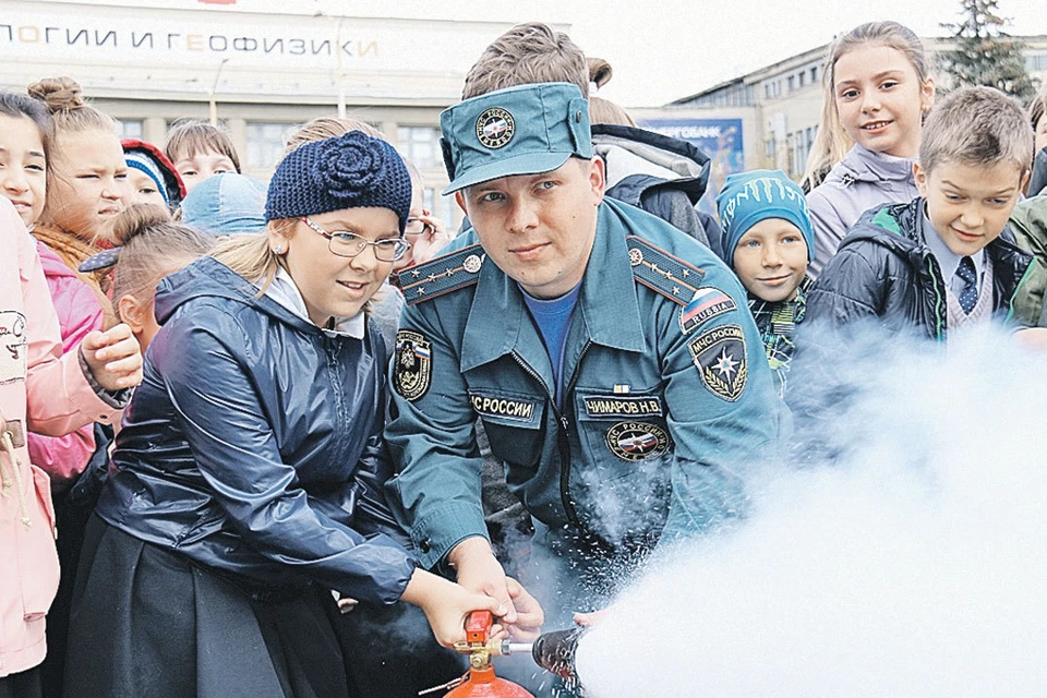 Сотрудники государственного пожарного надзора начинают воспитание граждан с самого детства. Фото: Пресс-служба МЧС России