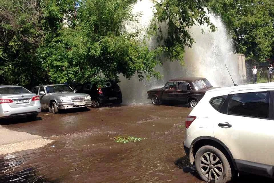 Два автомобилиста стали жертвами гейзера кипятка в Твери. Фото: Александр Михайлов