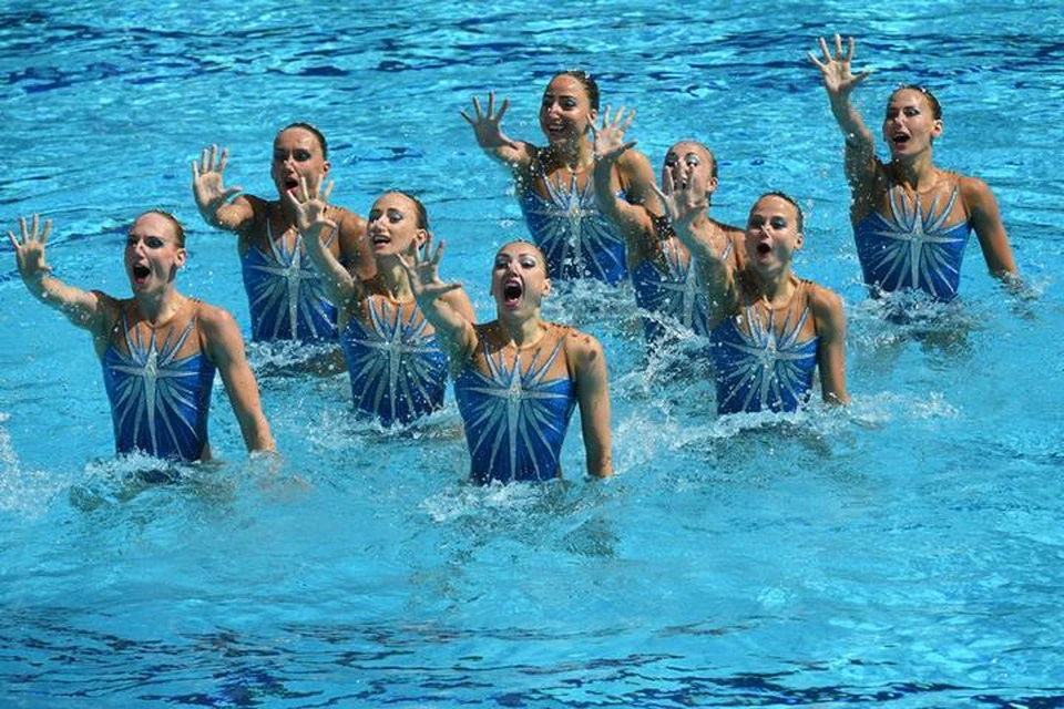 Российские спортсменки во время выполнения произвольной программы в финальных соревнованиях по синхронному плаванию на XXXI летних Олимпийских играх в Рио