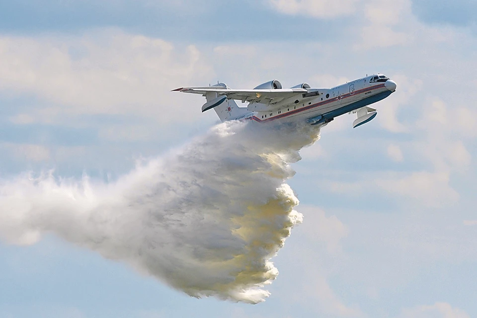 Самолет-амфибия произвел 22 сброса общим объемом 140 тонн воды