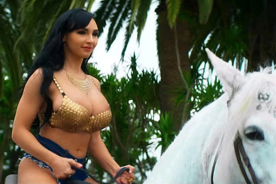 В клипе Ирина Иванова оседлала белого коня.