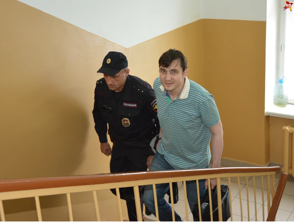 Роман Зенищев обвиняется в получении взятки в сумме 3,7 миллионов рублей и получении материальной прибыли в размере свыше 10 миллионов.