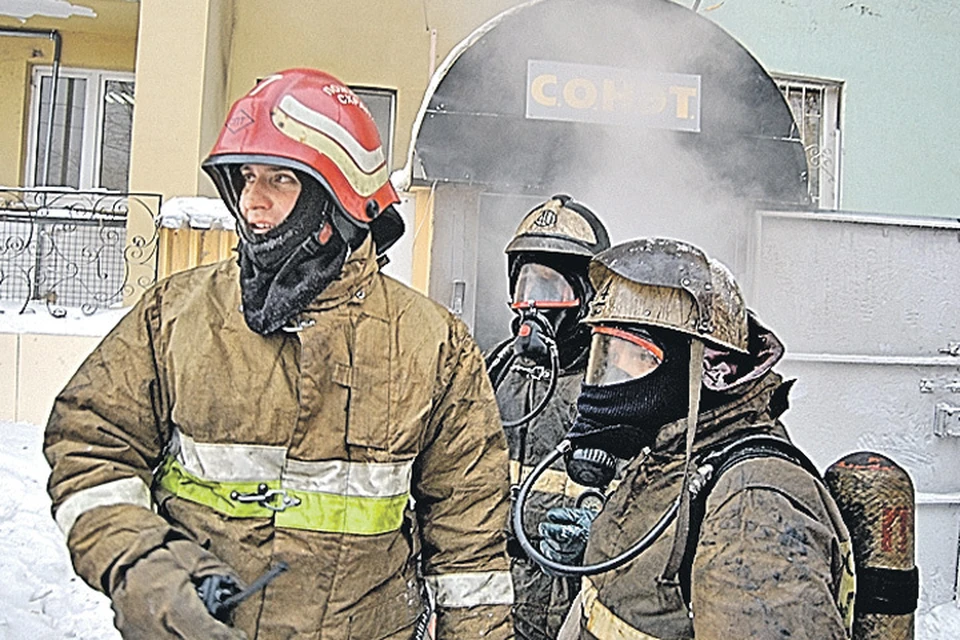 Семен Зенков (слева) во время пожара, где ему пришлось вытаскивать товарища. Фото: Пресс-служба ГУ МЧС Тюменской области