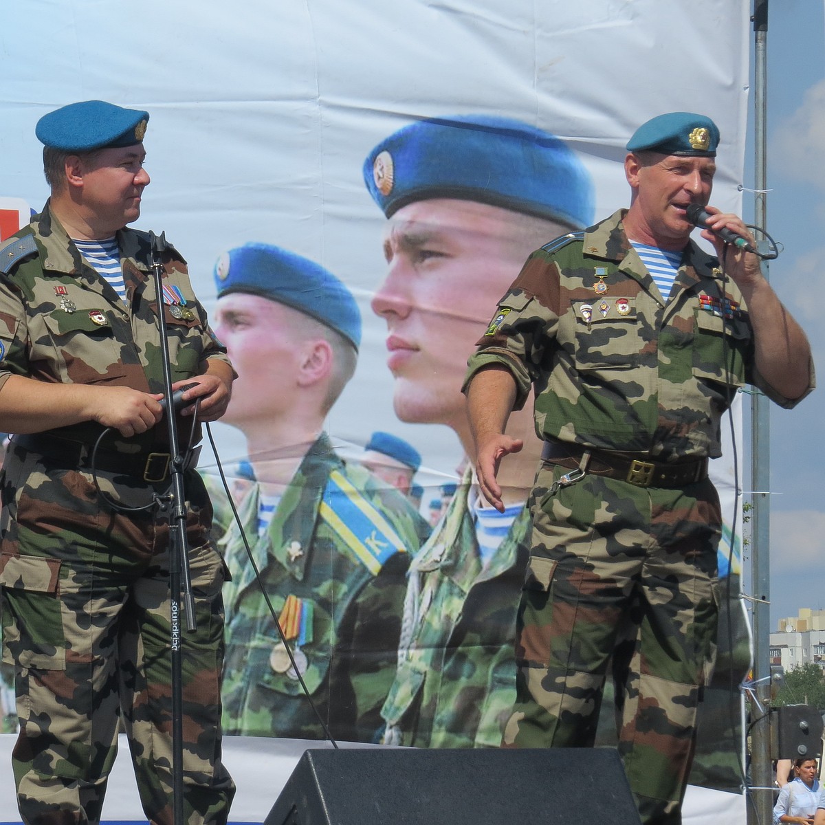 В День ВДВ ульяновские десантники укладывали врага на лопатки и угощали  горожан кашей - KP.RU