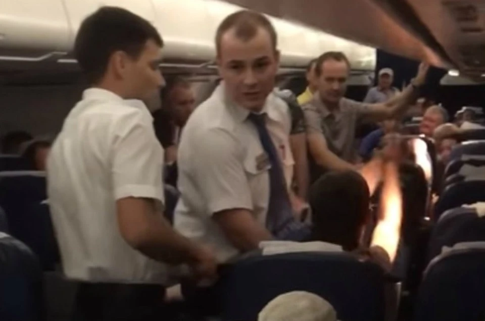 Пассажиры сняли на видео, как стюарды скрутили хулигана. Фото: стоп-кадр YouTube / Марина Матвеева.