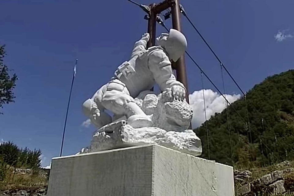 Памятник Александру Прохоренко в итальянском Валльи-Сотто видно издалека. Фото: стоп-кадр Youtube