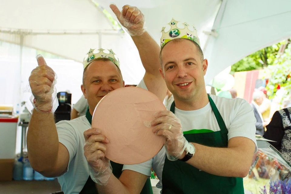 Главным украшением стола на фестивале «Рязанское подворье» стали две гигантские колбасы весом по 50 кг.