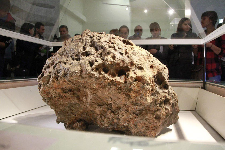 Самый крупный фрагмент метеорита выставлен в центре краеведческого музея. Фото: Александр ДЫБИН