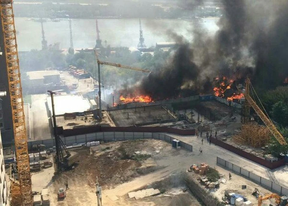 В Ростове горят сразу несколько домов. Фото: ВК "Регион-61 | Ростов-на-Дону"