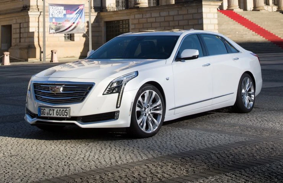 В Европе Cadillac CT6 уже продается - правда, с топовым битурбомотором V6 (417 сил). В России же появится не столь мощная версия с атмосферным мотором. Цены пока держат в секрете.