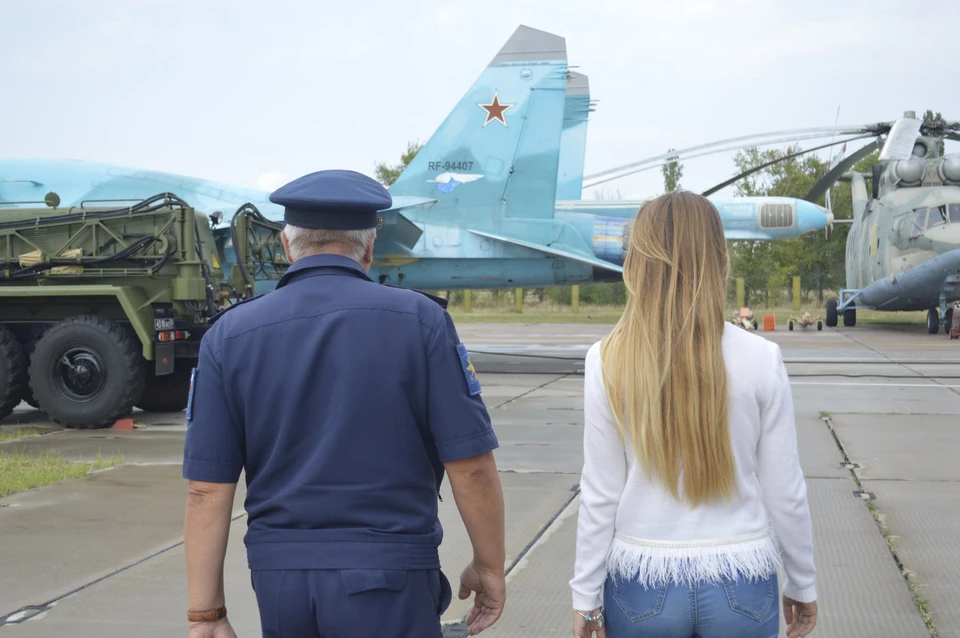 Александр Нагалин, заместитель начальника Военного учебно-научного центра, проводит экскурсию для девушек, которые мечтают сами оказаться за штурвалом самолета