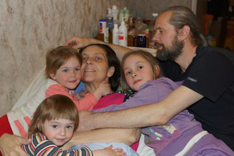 Ирина и Александр Наумовы с дочками, а старший сын сейчас служит в армии. Фото: из семейного архива.