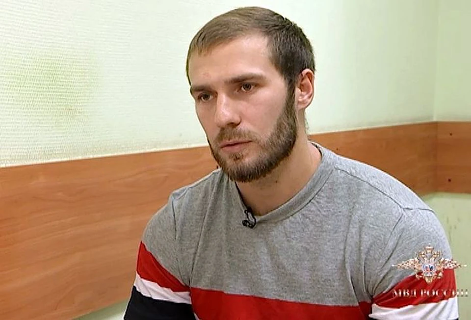 Этот в свитере с небритостью европейской цирюльни - Александр Ломов. Тот самый, который рулил 13 декабря по Бауманской тем самым Мерседесом