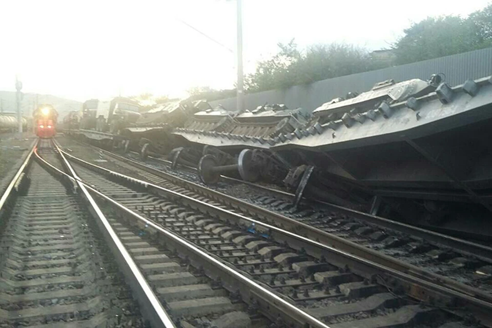 Тринадцать вагонов военного поезда сошли с рельсов в Чите. Фото: Дмитрий Ковалев