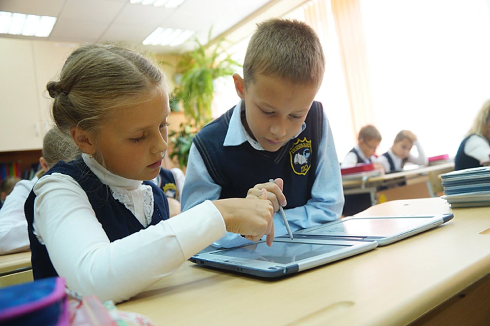 Электронный учебник сейчас в рамках пилотного проекта тестируют в школах Свердловской области
