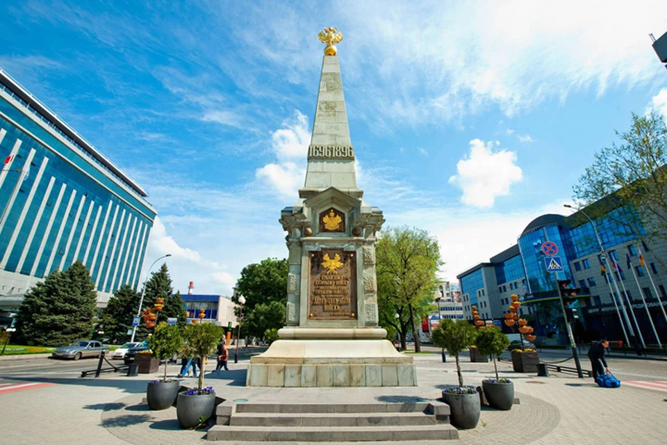 Памятник в честь 200-летия Кубанского казачьего войска. Нынешний вариант - точная копия того, который установили в Екатеринодаре в 1896 году.