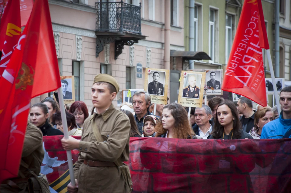 На торжественное шествие «Бессмертного Ленинграда» собрались тысячи петербуржцев самых разных возрастов.