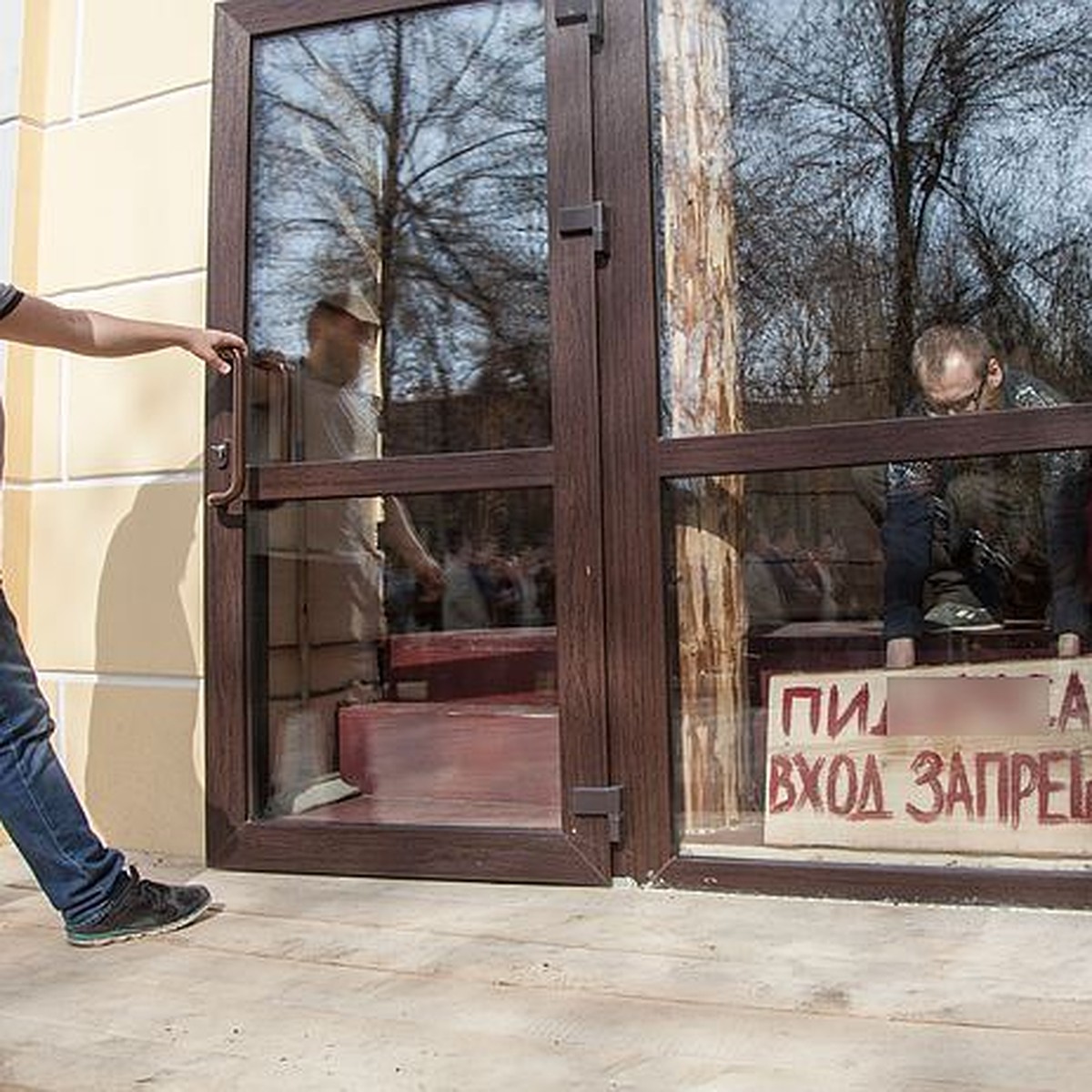 В Перми скандальной вывеской на входе в магазин Стерлигова займется  прокуратура - KP.RU