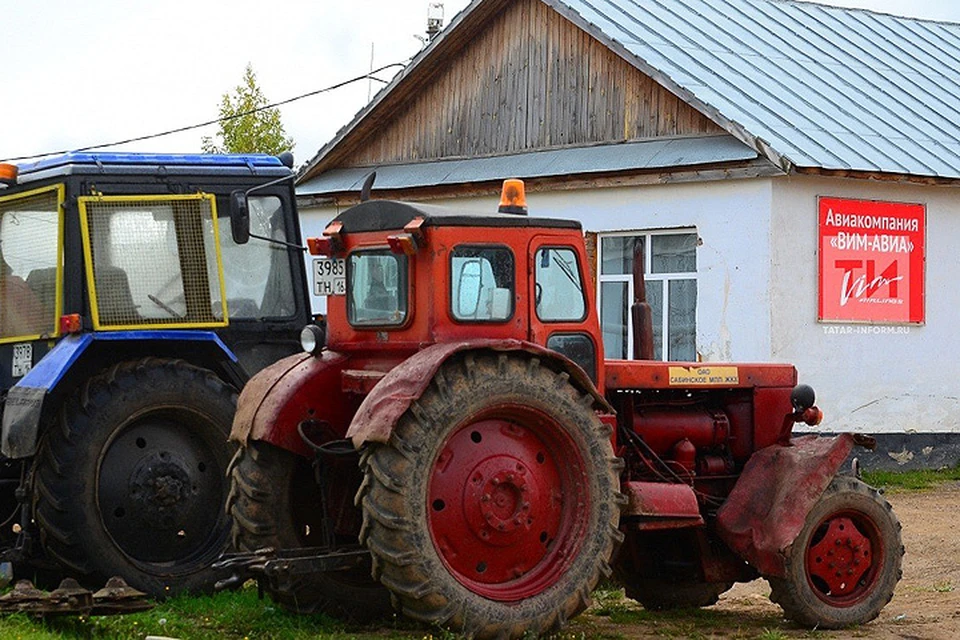 По соседству с офисом авиакомпании красуются два трактора. ФОТО Расих Фасхутдинов/tatar-inform.ru