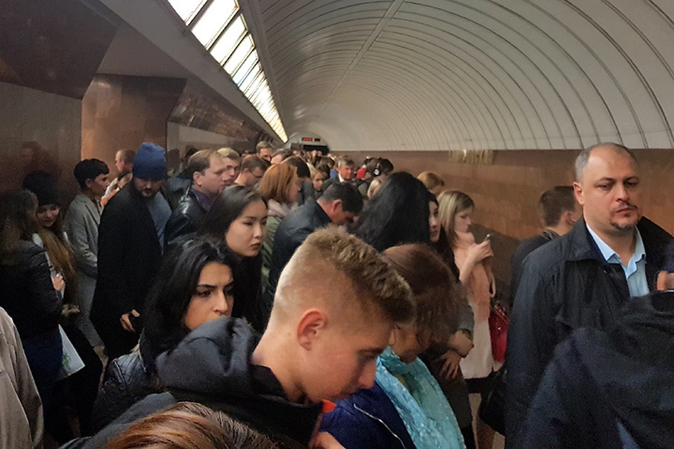 Пассажиры ждут поезда на станции метро "Дмитровская".