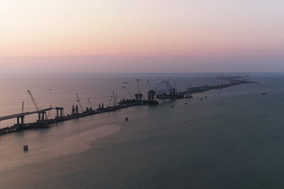 Пока официальный Киев делает громкие заявления, мостостроители готовятся к проведению очередной морской операции - транспортировке автодорожной арки на фарватер, железнодорожная (на фото) уже установлена. Фото: Инфоцентр "Крымский мост"