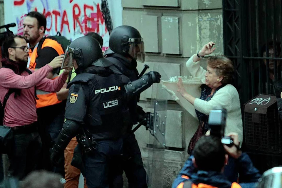 Местные стражи порядка не мешали референдуму, поэтому к делу подключились национальная полиция Испании и Гражданская гвардия