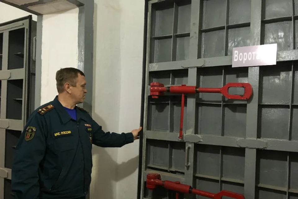 Экскурсию по бомбоубежищу провел заместитель начальника МЧС в Ярославской области, полковник Артем Владимирович Белоусов.