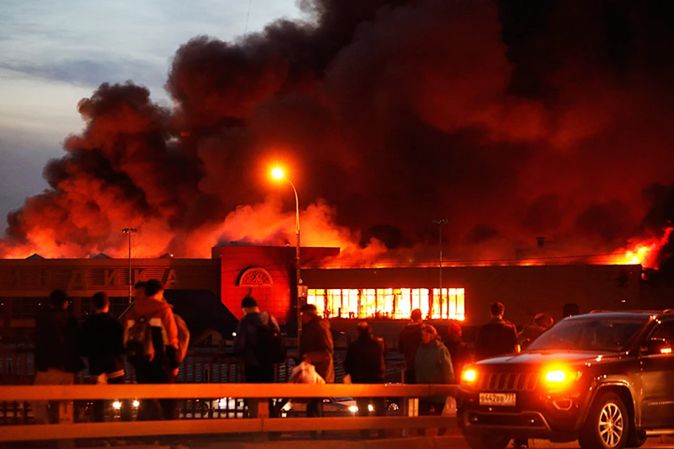 Вокруг торгового центра - сплошная завеса чёрного дыма. Фото: Михаил Джапаридзе/ТАСС