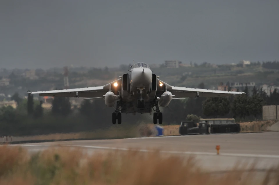 Су-24 вылетал с авиабазы "Хмеймим" в район Меядина в провинции Дейр-эз-Зор.