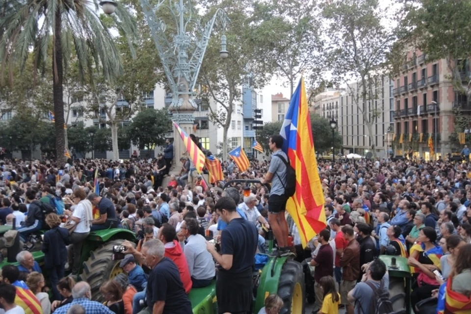 Каталонские власти, вызвав людей на улицы, их подвели
