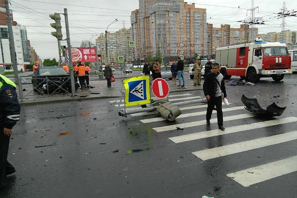 Аварии на перекрестках случаются чаще всего - именно там встречаются водители и пешеходы. Фото: Сообщество "ДТП и ЧП | Санкт-Петербург" "ВКонтакте"
