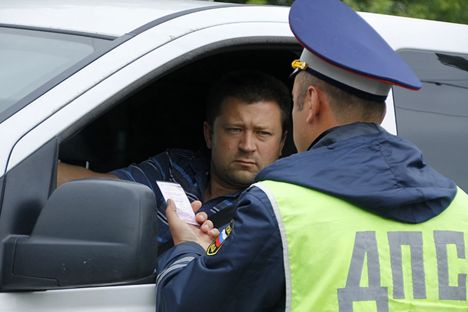 В России изменились правила взаимодействия водителей и инспекторов ДПС