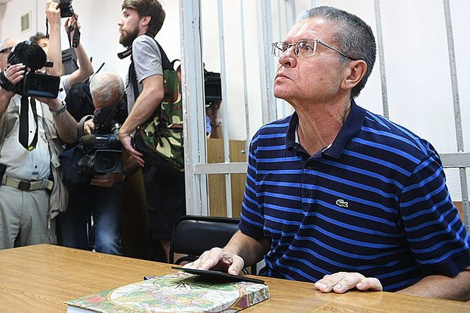 Несмотря на то, что самому Улюкаеву в суде было явно скучно, в ходе слушаний возникли интересные для прессы и общественности вещдоки