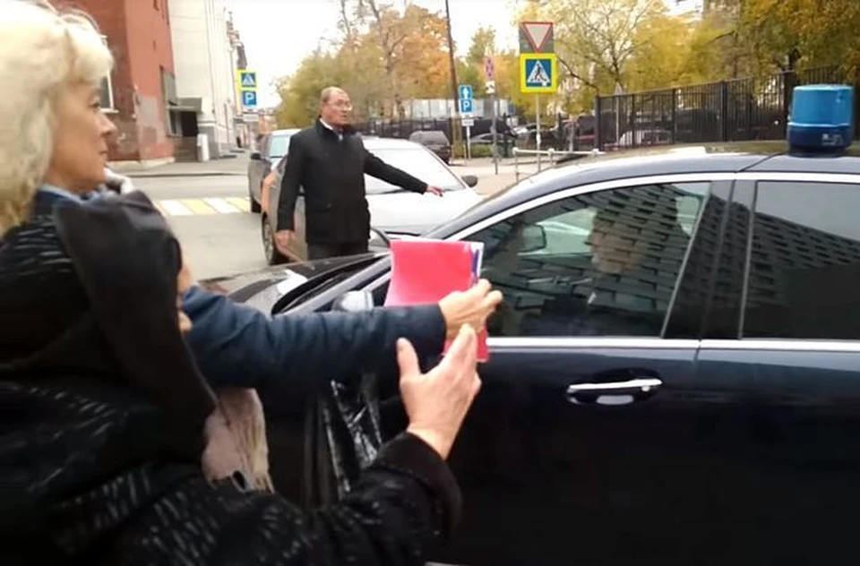 Томские пенсионерки подкараулили Александра Бастрыкина по пути на работу. Фото: YouTube