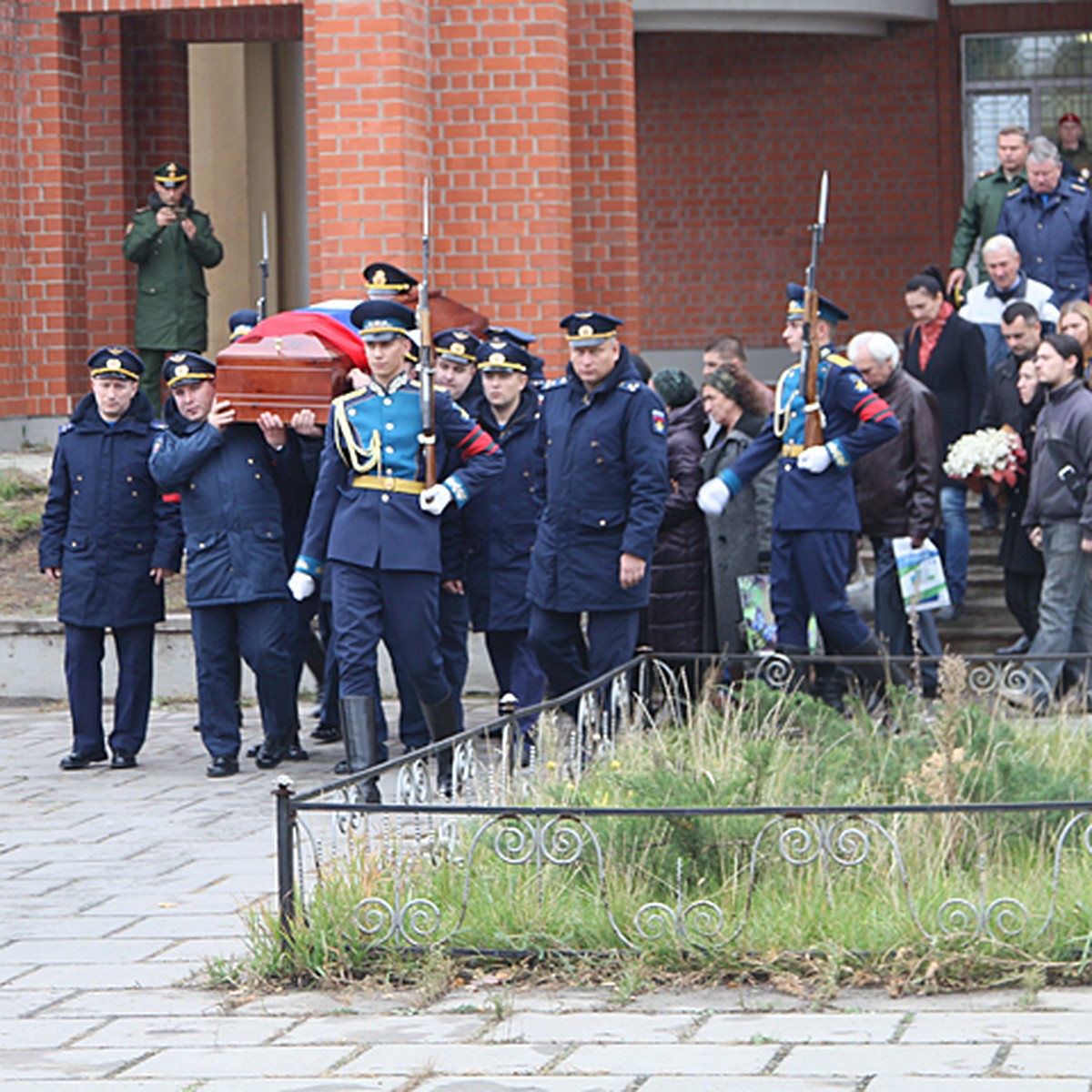 В Воронеже проводили в последний путь штурмана разбившегося в Сирии  бомбардировщика - KP.RU