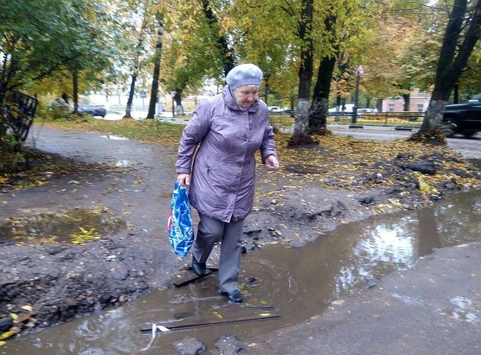 Пенсионерам в таком дворе сложно.