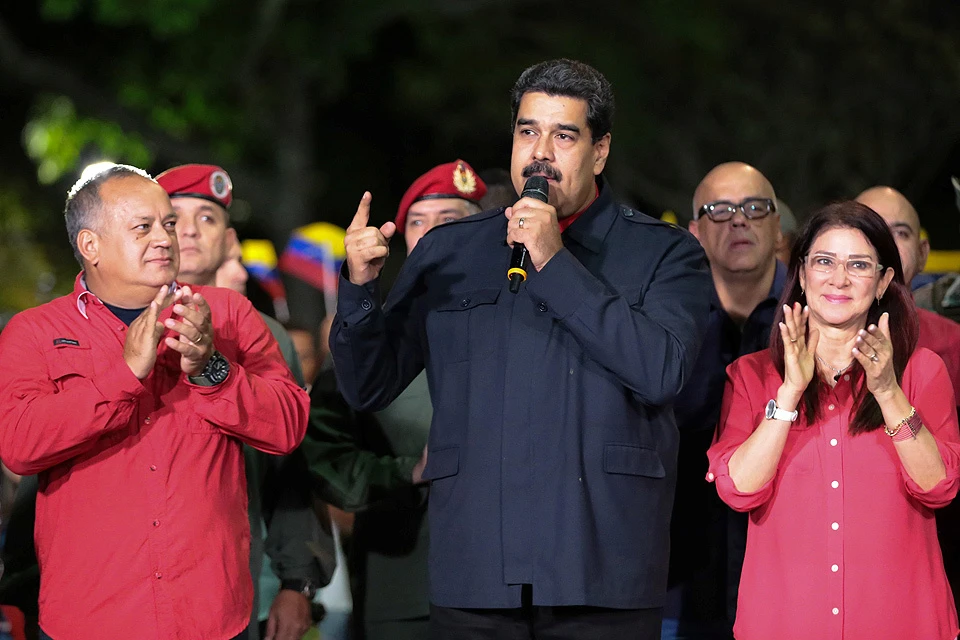 Николас Мадуро выступает перед своими сторонниками после оглашения предварительных итогов голосования.