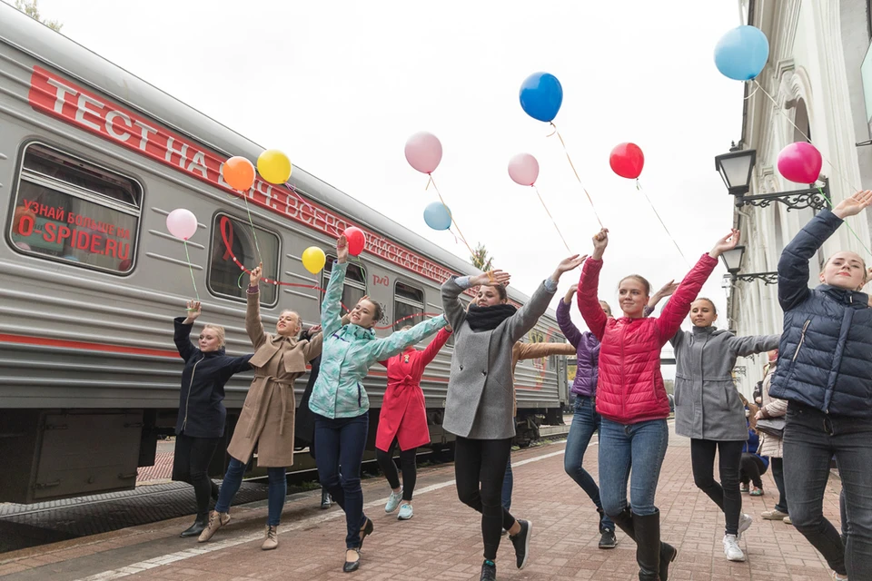 В Пскове при встрече специализированного вагона устроили красочный флешмоб - танец с шариками.