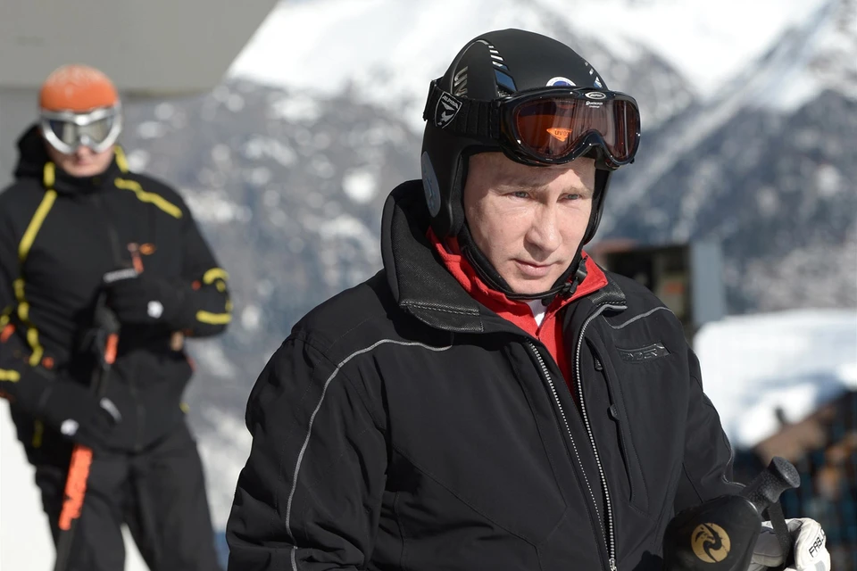 Владимиру Путину обычно не до горных лыж, но в первые дни наступившего года он иногда находит “окно” в графике и катается на склонах Красной Поляны. Фото: Проектный офис Года экологии