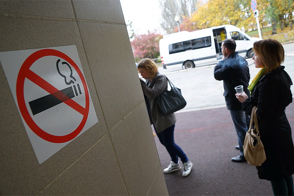 Минздрав собирается расширить список мест, где курение будет под запретом.